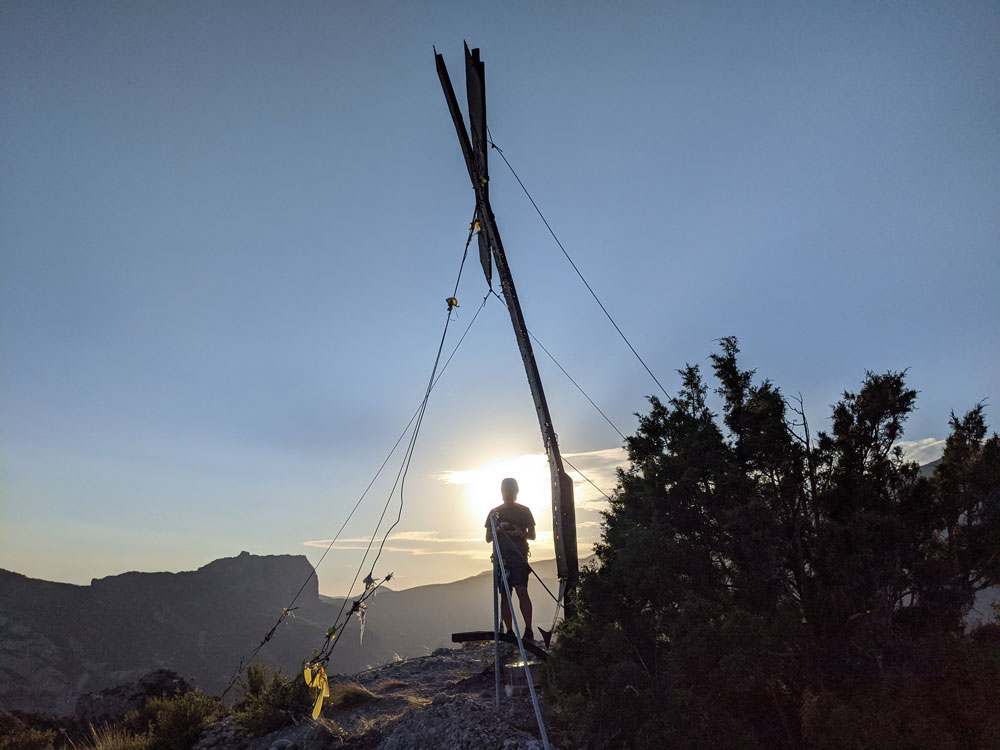 Bajo la cruz que corona la cima del <em>Tossal de les 3 Creus</em> 