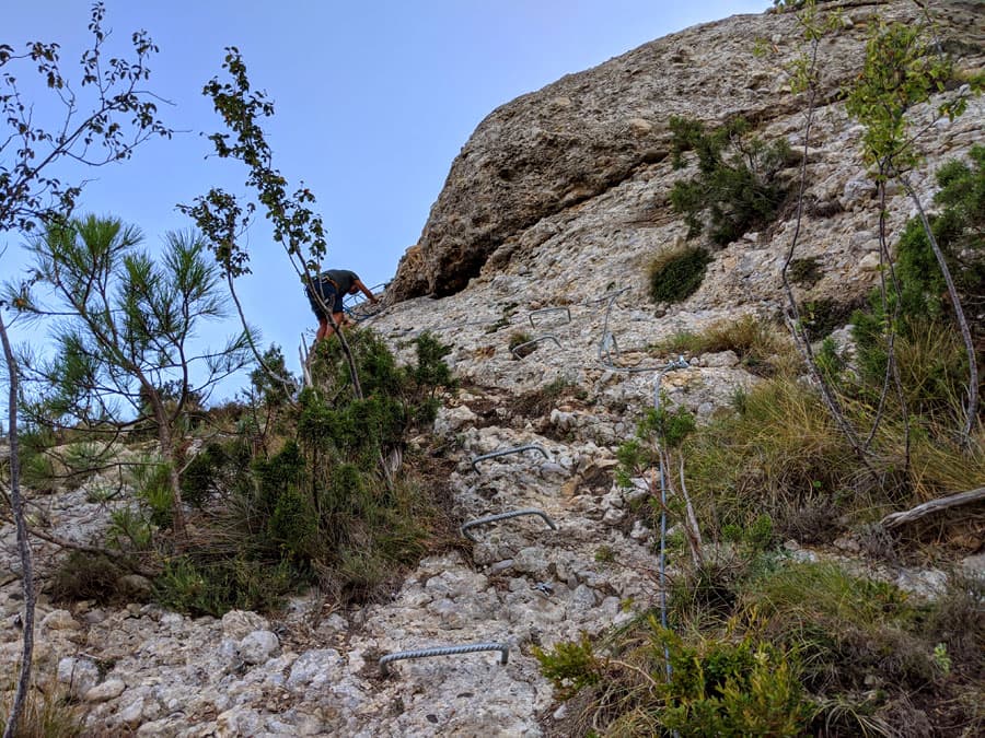 Tramo con grapas en la cara norte de la <em>serra de Canals</em> 
