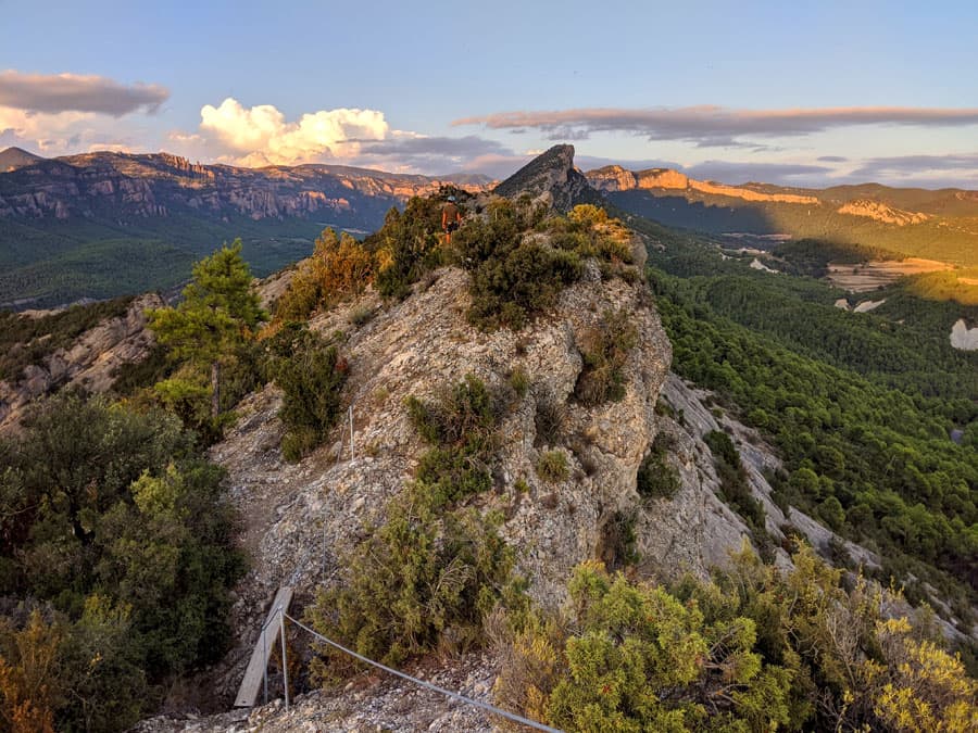 El paso del <em>Tauló</em> de madera nos indica la cercanía del final de la cresta 