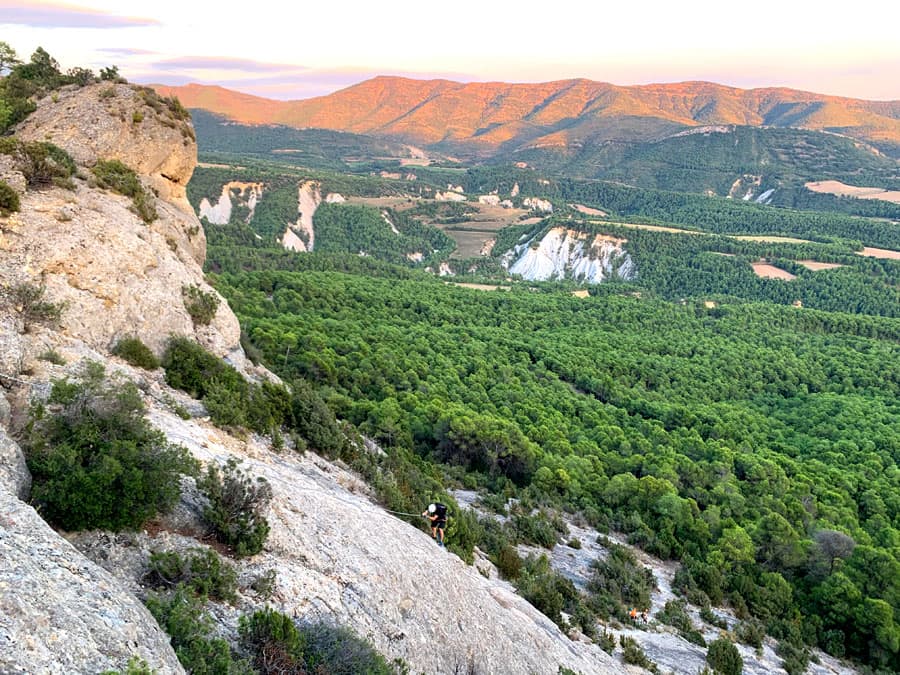 Bajada de la cresta con la ayuda de cadenas -el primer tramo es el más inclinado- 