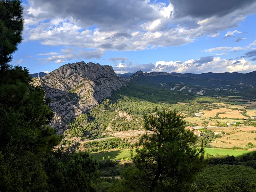 Vista de la <em>serra de Canals</em> desde <em>Castell Llebre</em> 