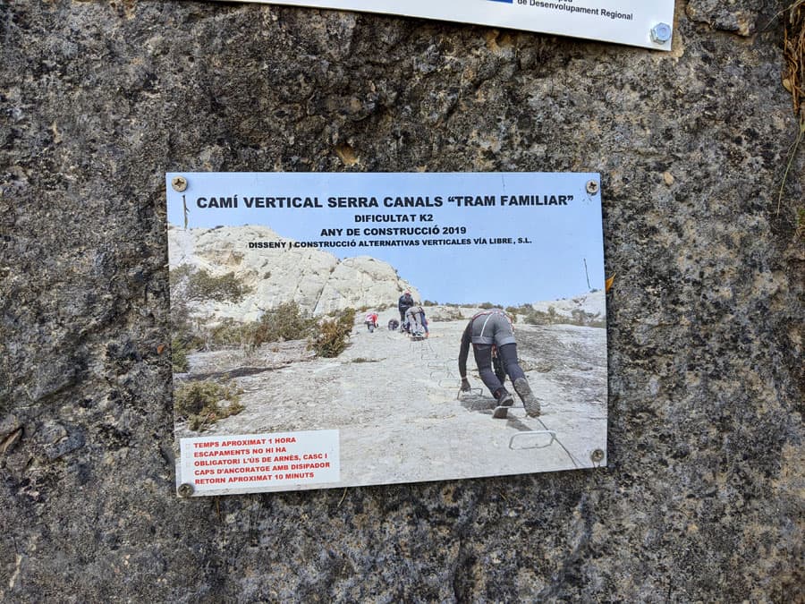 Cartel informativo al inicio de la vía ferrata 