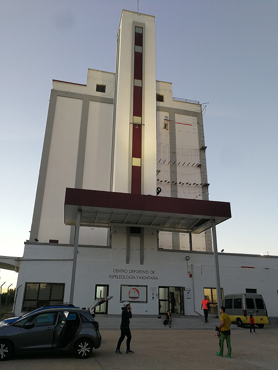 Entrada y estacionamiento del centro deportivo de Espeleología y montaña de Chillarón de Cuenca 