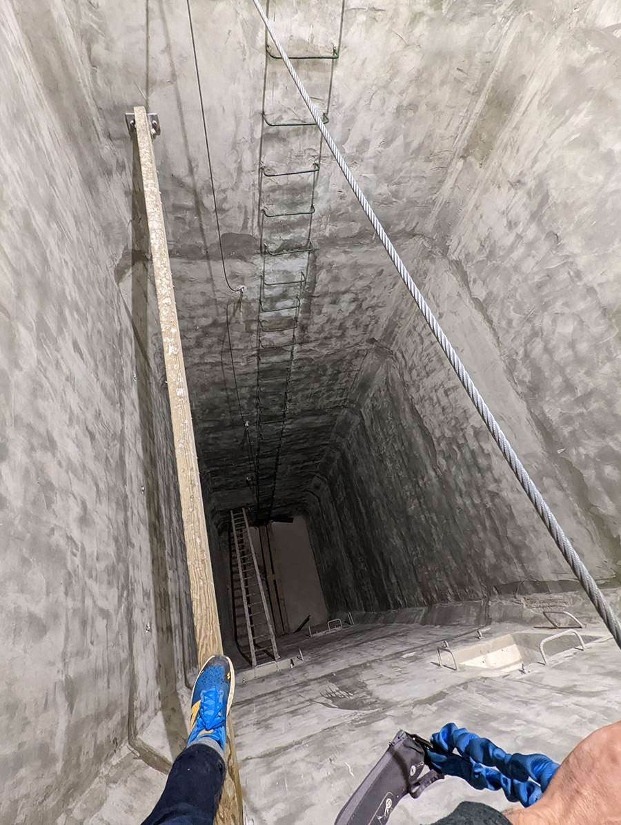 Paso en equilibrio por viga de madera en el interior del silo 