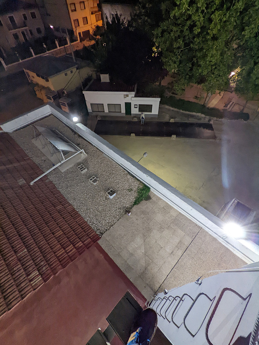 Mini péndulo volado en la última esquina del edificio 