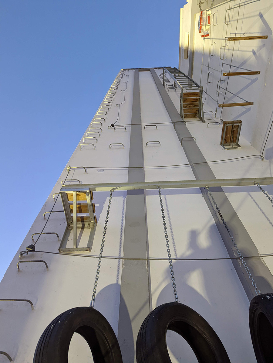 Vista hacia lo alto de la torre del silo —primera parte muy acrobática— 
