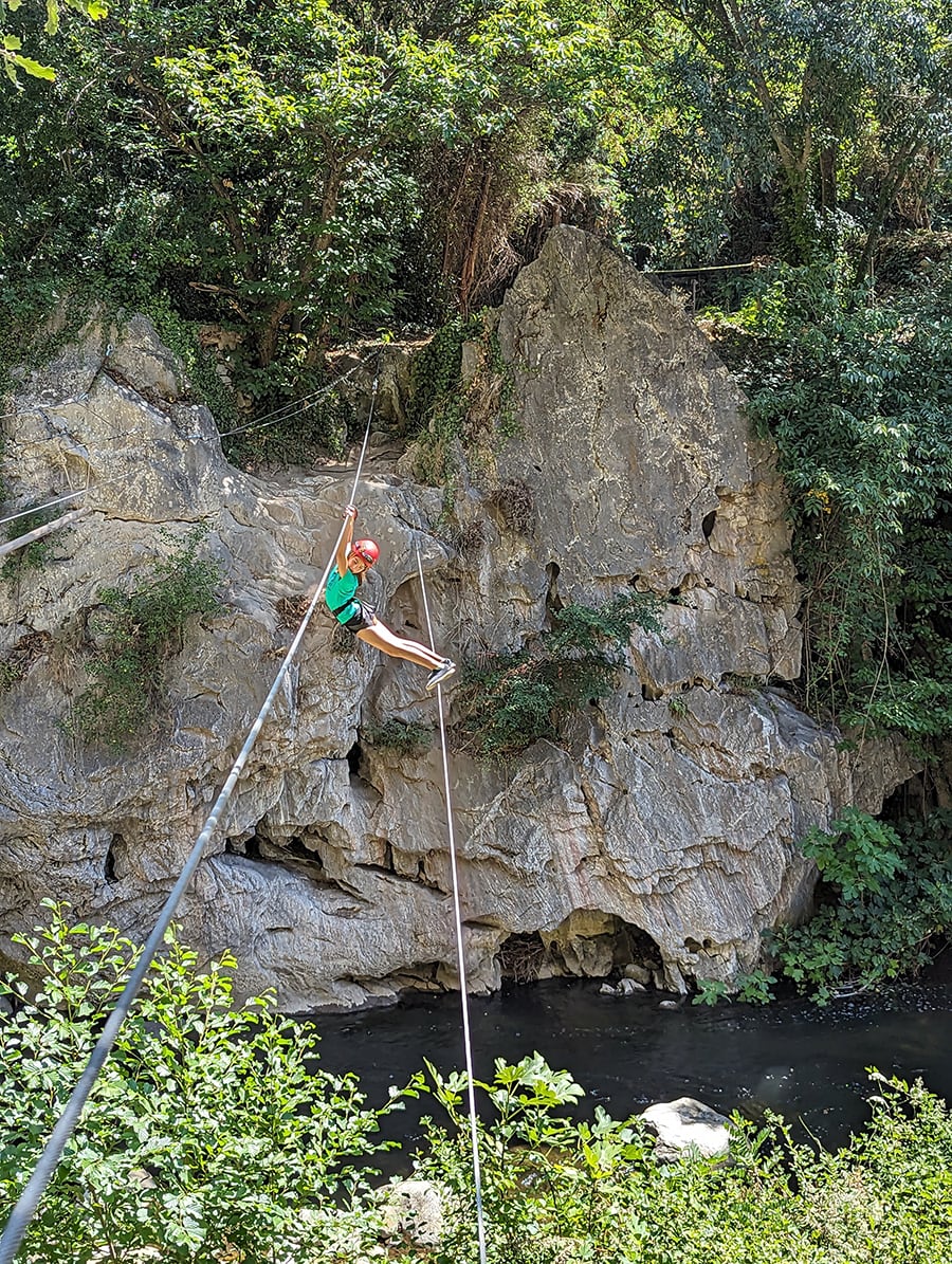 Haciendo equilibrios en un nuevo tibetano sobre el río 