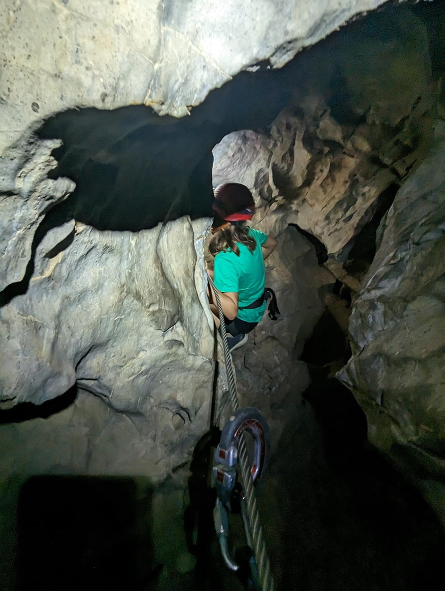 El recorrido es estrecho -vamos equipados con una luz en el casco- 