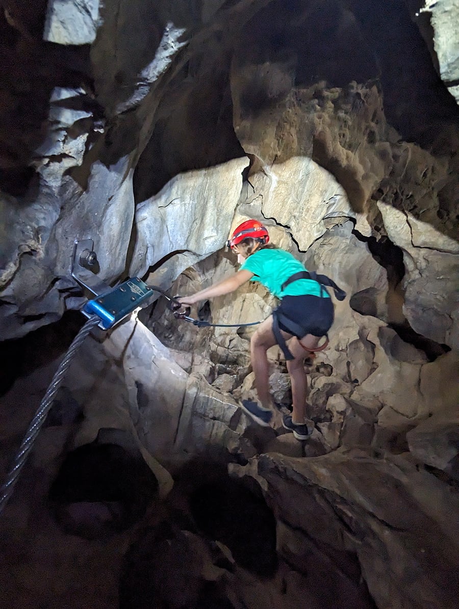 Nos abrimos paso entre esculpidas rocas 