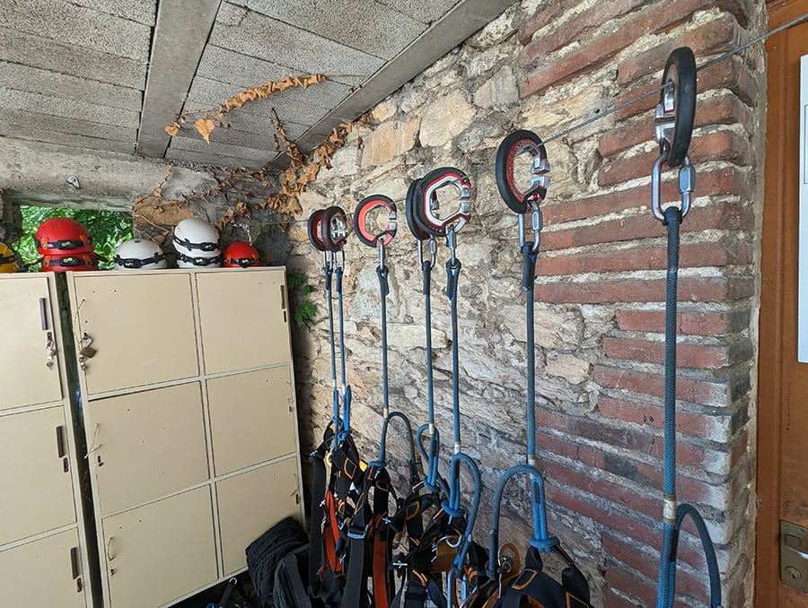 Detalle de los equipos que se alquilan y el sistema de seguridad continuo en C 