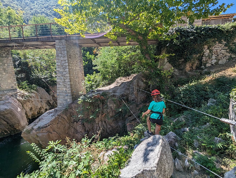 Puente tibetano de acceso a la vía ferrata 