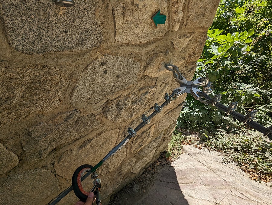 Detalle del sistema de seguridad y el cambio de cable continuo 
