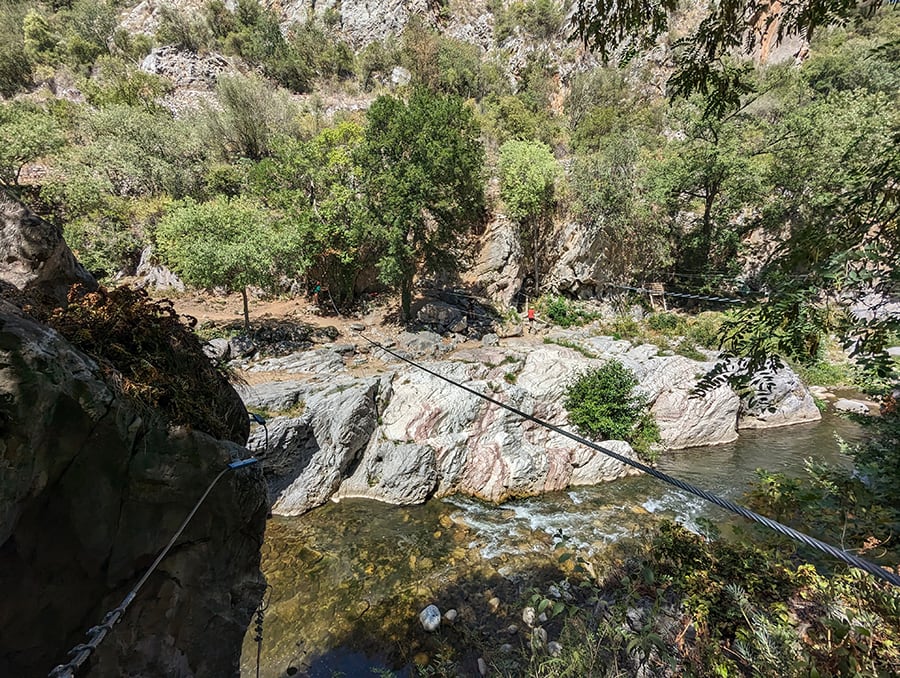 Una primera tirolina nos devuelve a la otra orilla 