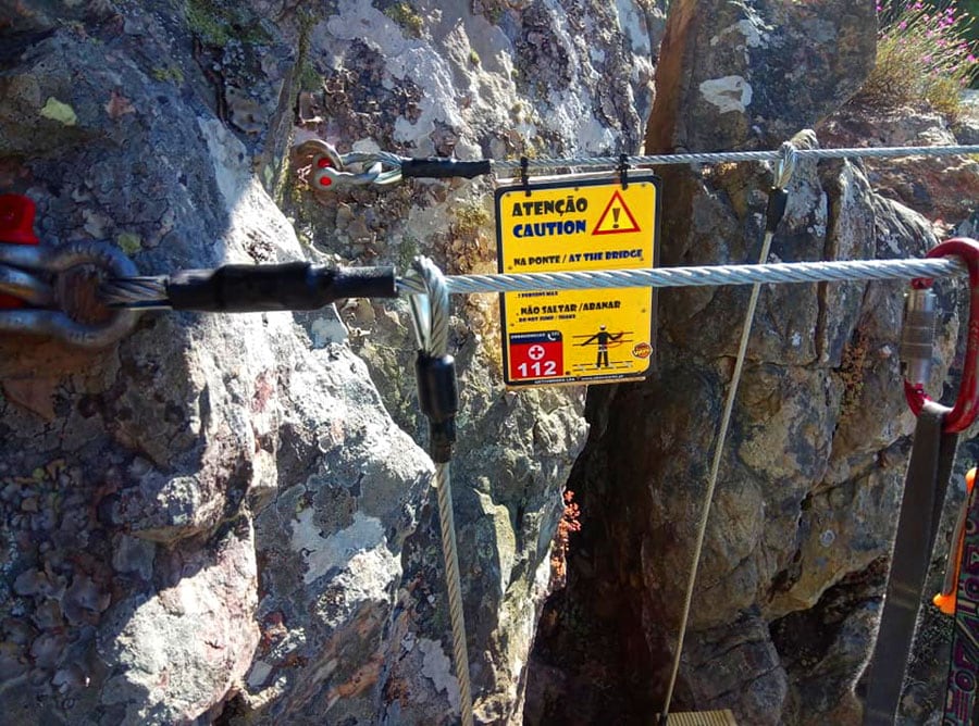 Instrucciones en la pasarela 