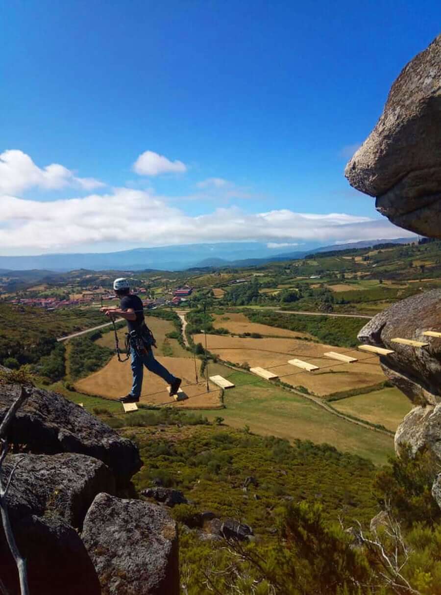 En la pasarela con vistas al pueblo (© Aktiveworks) 