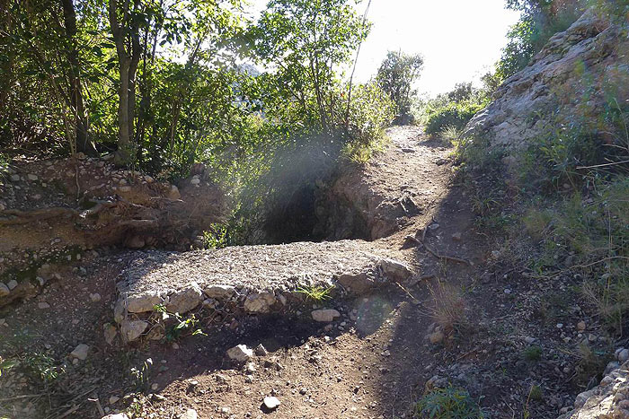 Punto en el que el cauce del torrente y el camino se dividen 