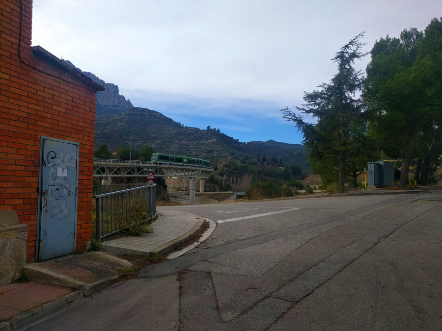 Vista atrás desde el estacionamiento -vemos el cremallera que sube a Montserrat- Regresaremos por esta calle 
