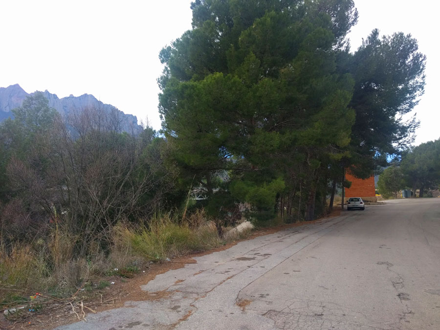 Zona amplia de estacionamiento junto al polígono industrial. Aparcamos frente a la empresa Mercerizados Guasch 