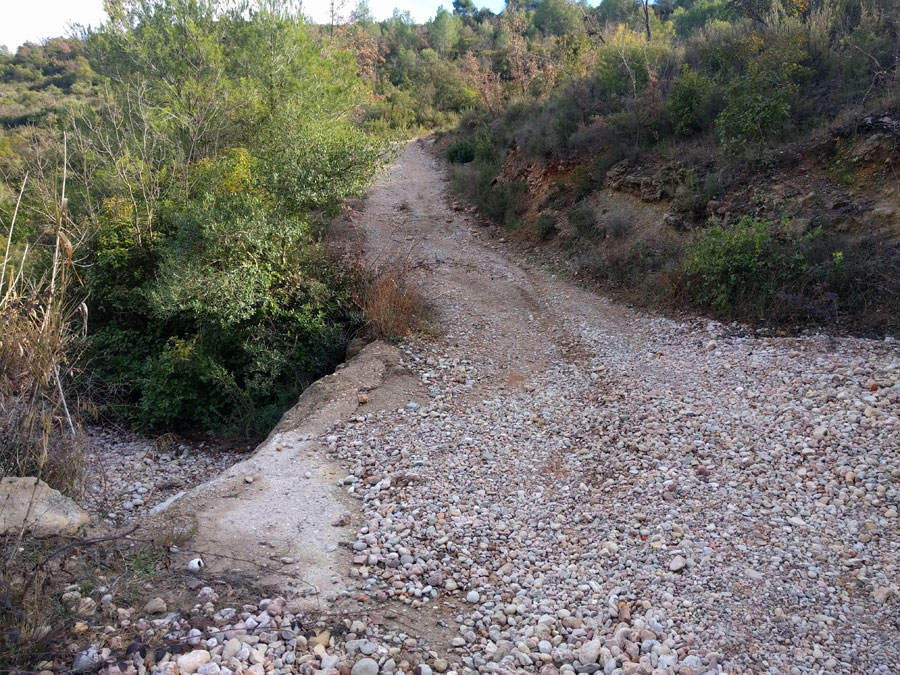 Llegamos a una pista que seguimos a la izquierda 