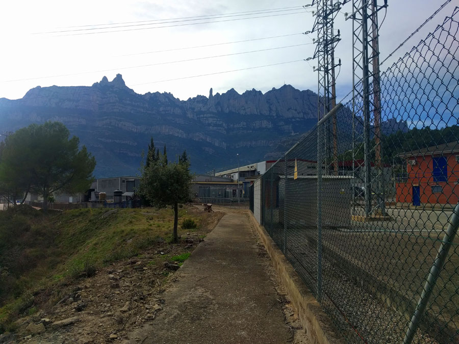 Seguimos de frente paralelos al río por esta estrecha acera junto a los transformadores eléctricos -esto es una vista atrás- 