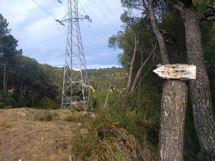 Una vez en la torre pasamos por su izquierda hacia el bosque -indicadores el Solell per al torrent- 