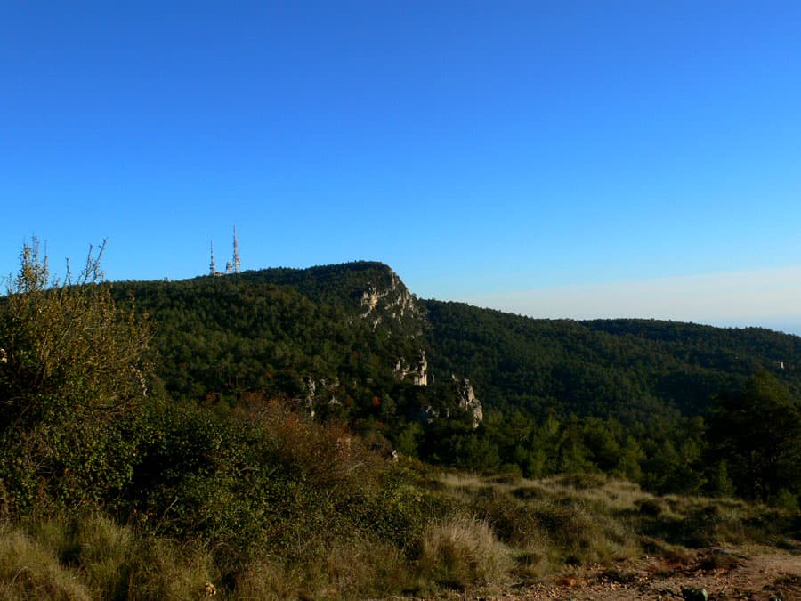 Vista de la zona donde se encuentra la vía ferrata desde el camino de aproximación 