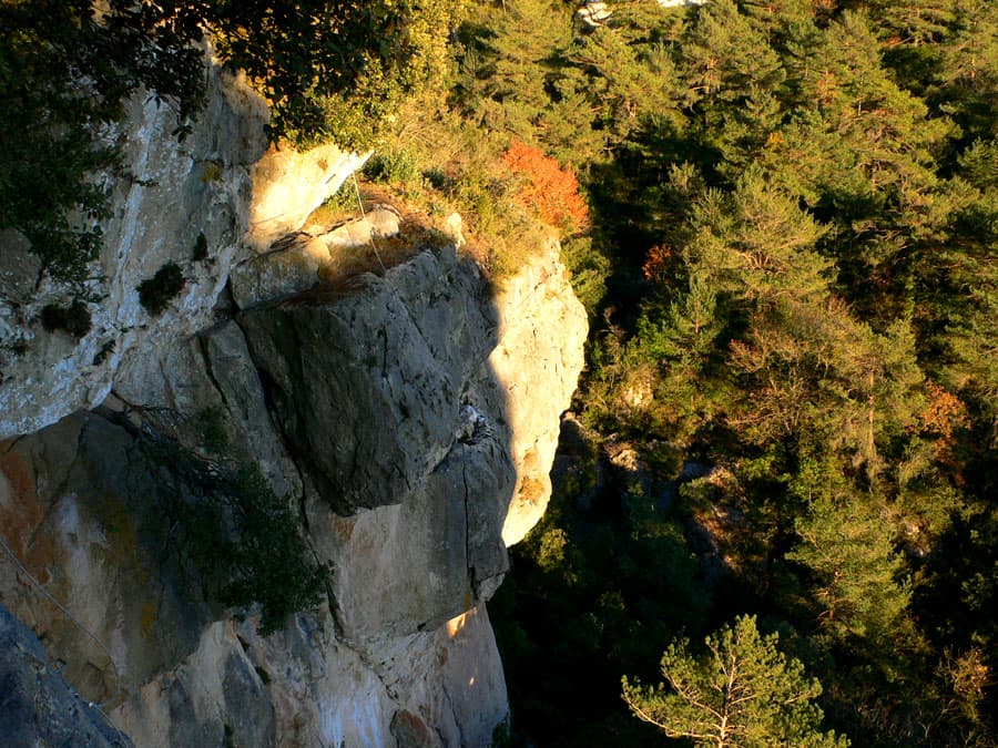 Vista de la vía ferrata desde el camino de aproximación -aquí podríamos montar un rapel de bajada directo al inicio de la vía 