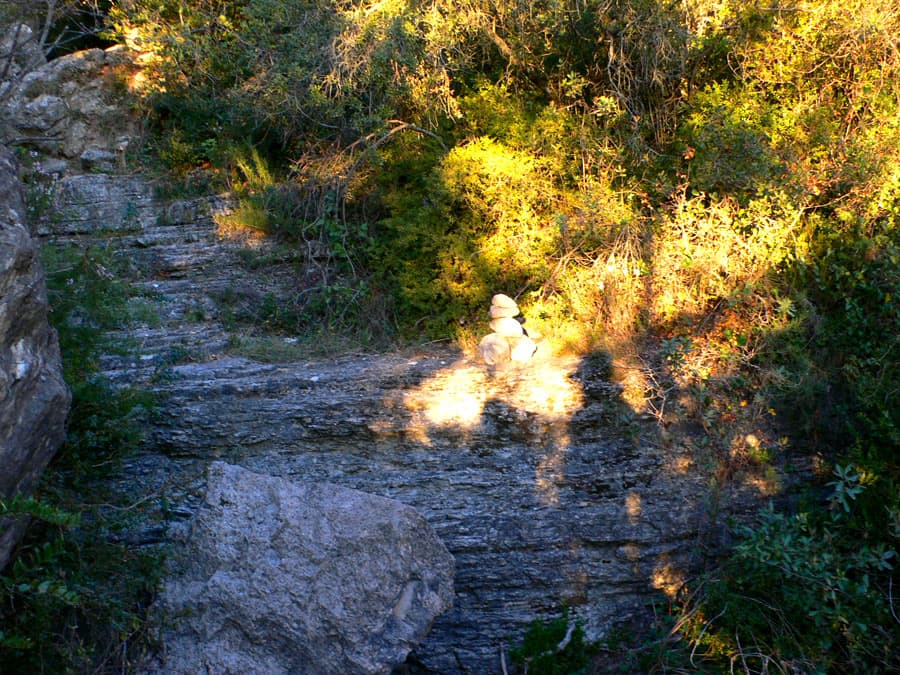 Hitos en el barranco de les Tosques que seguimos hacia arriba 