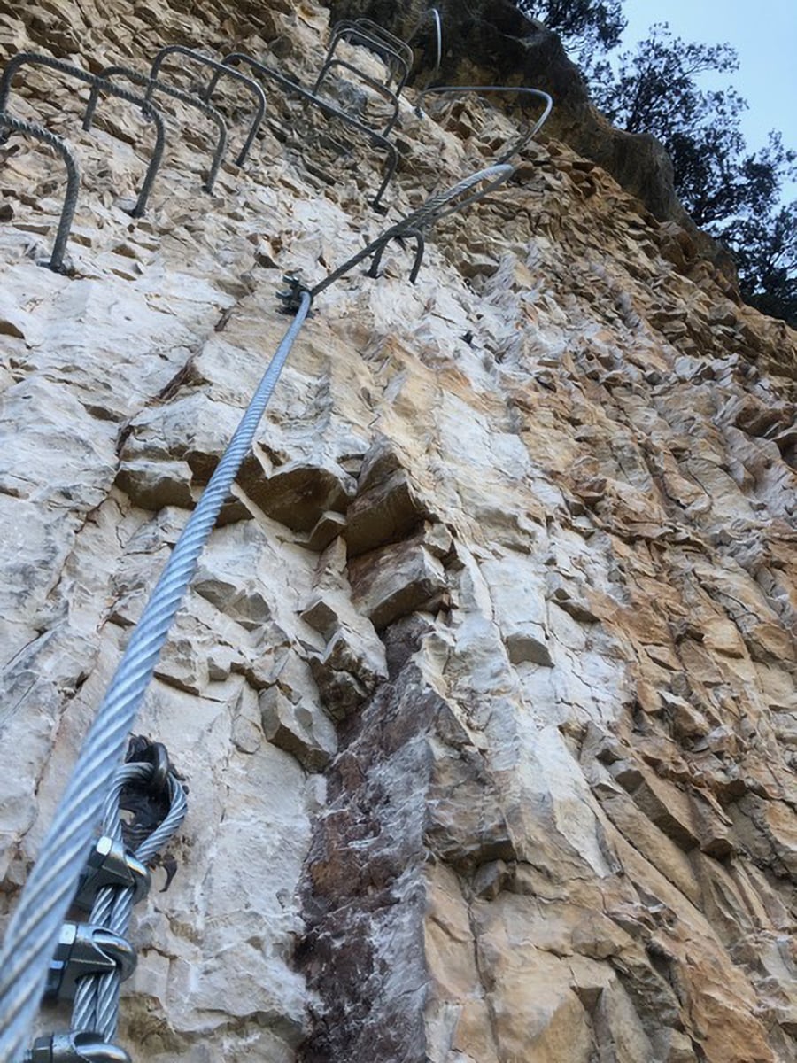 Subida vertical de grapas 