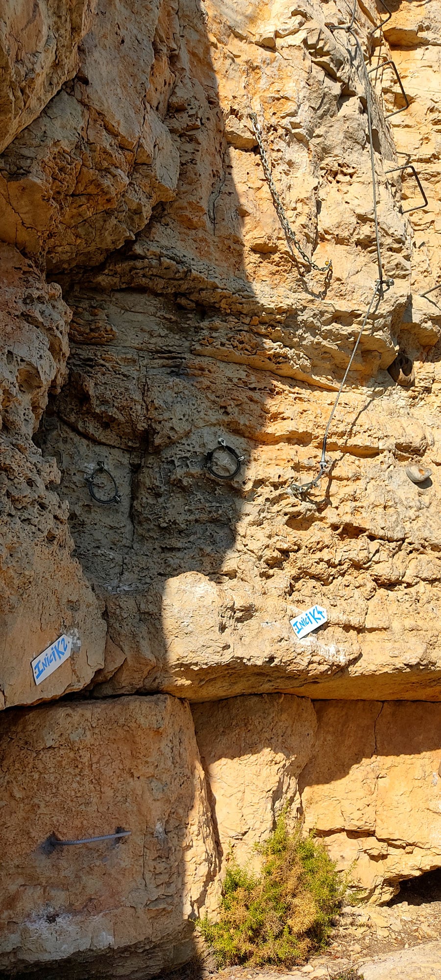 Doble entrada de la vía ferrata K2 / K4 con presas de escalada