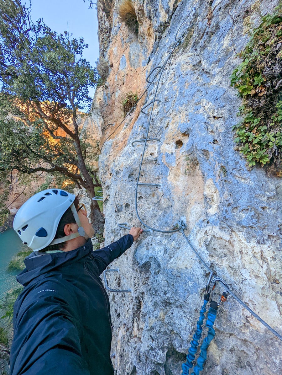 Primera tira de grapas de la vía ferrata 