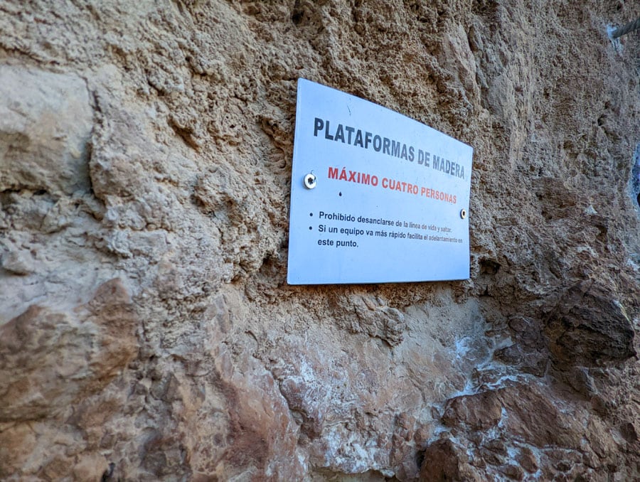 Indicaciones en la primera plataforma de madera 
