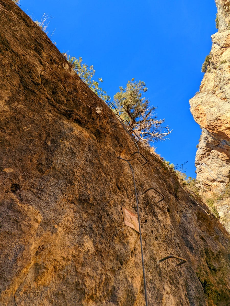 La vía ferrata sigue vertical hacia arriba 