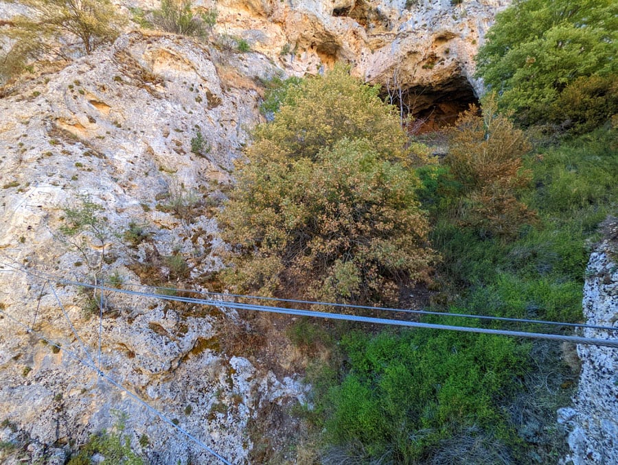 Entrada del puente tibetano y vistas a la cueva que tiene en su base un puente nepalí 