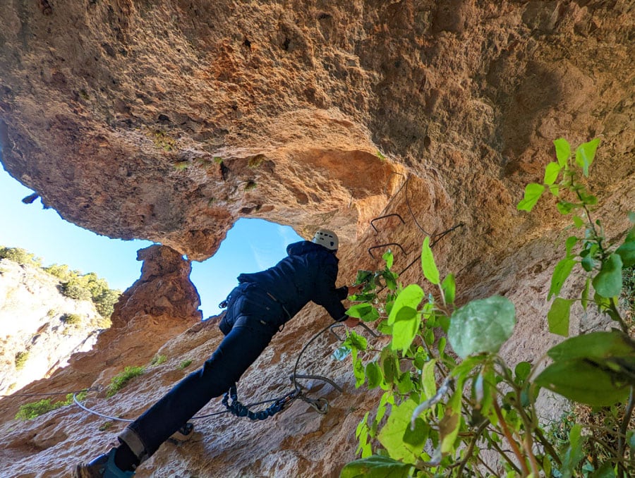En el tramo final de la vía ferrata -dentro del <em>Ventanillo</em> en busca del puente nepalí de 10 metros- 