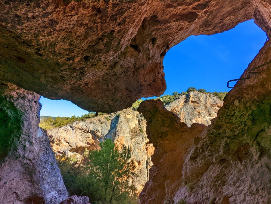 En la base de la cueva 