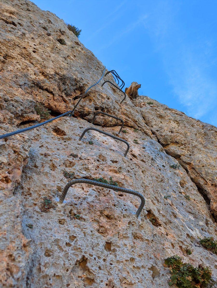 Tramo vertical de salida en ligero desplome 