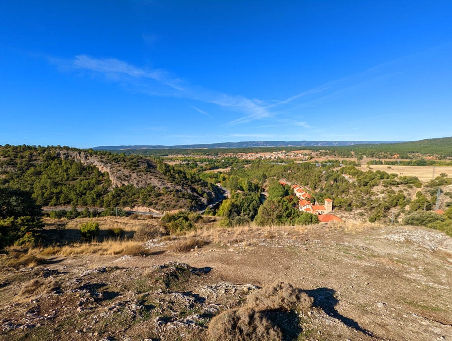 Villalba de la Sierra al fondo desde el final de la vía ferrata -en primer término el Poblado del Salto de Villalba- 