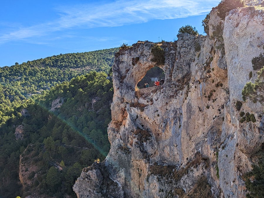 Foto con zum desde el final de la vía ferrata de gente observando desde el Ventano del Diablo