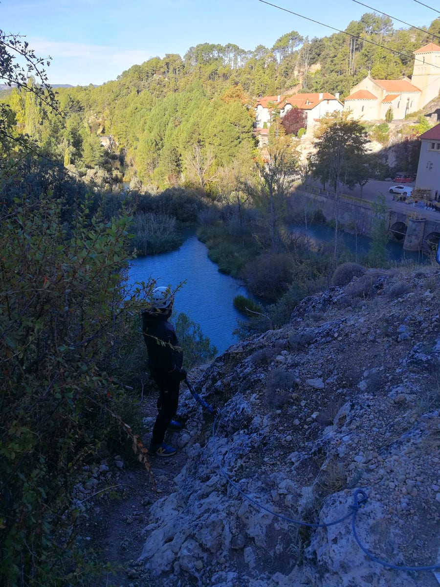 Inicio de la vía ferrata a la izquierda del poste de electricidad 