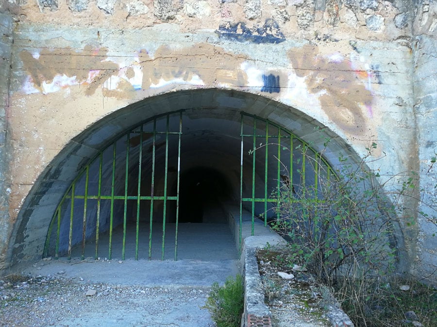 Salida del túnel de escape de la primera parte de la vía ferrata -llega al estacionamiento-