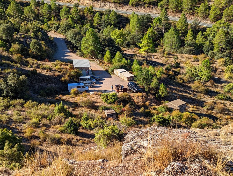 Vista del estacionamiento de arriba desde el camino de regreso 