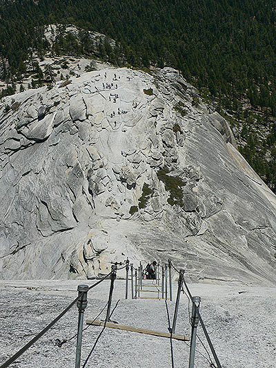 Descending with the aid of the cables -the gloves help us slow down- 