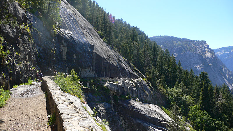 Going down along the John Muir Trail 