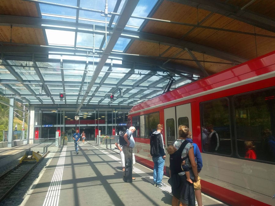 Cogiendo el tren cremallera en la estación de Täsch 