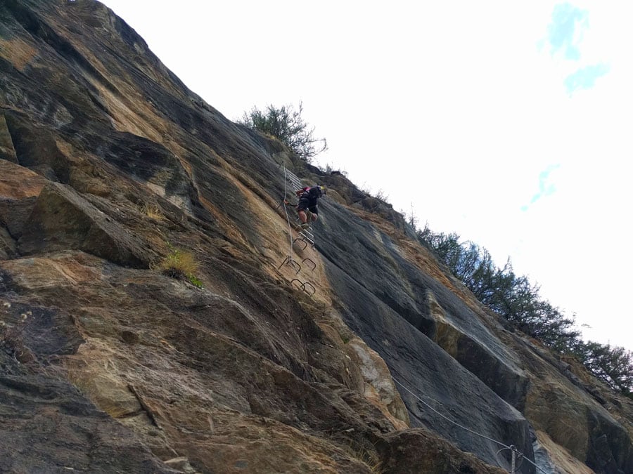 Inicio de la ruta B -vertical y con una escalera colgante a modo de electrón- 