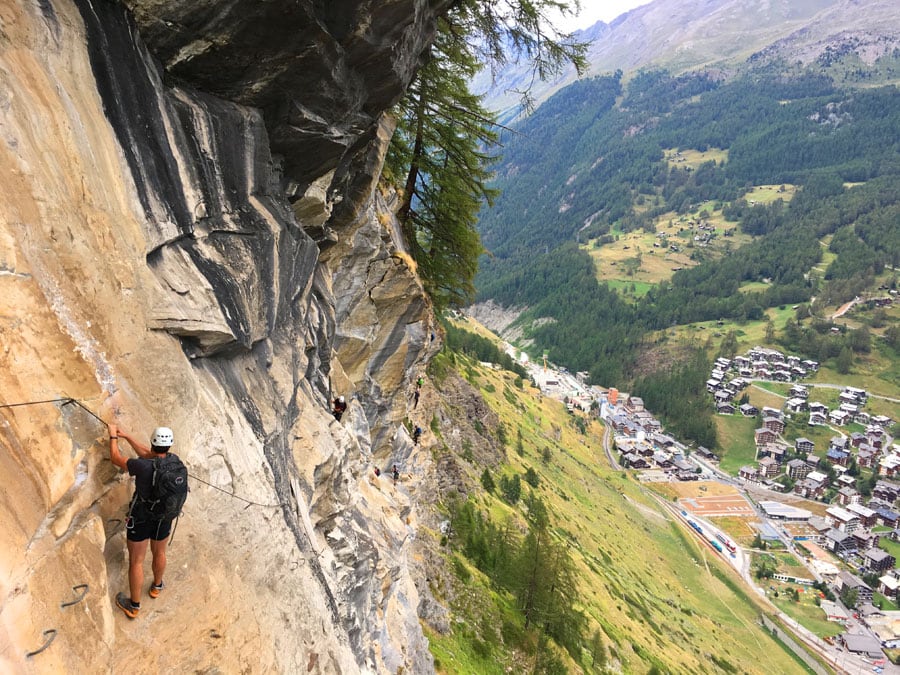 Seguimos descendiendo el largo flanqueo expuesto con grandes vistas a Zermatt 