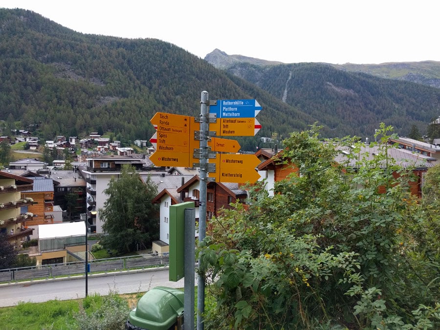 Indicadores de entrada a la Alte G. camino que nos lleva al inicio de la vía ferrata