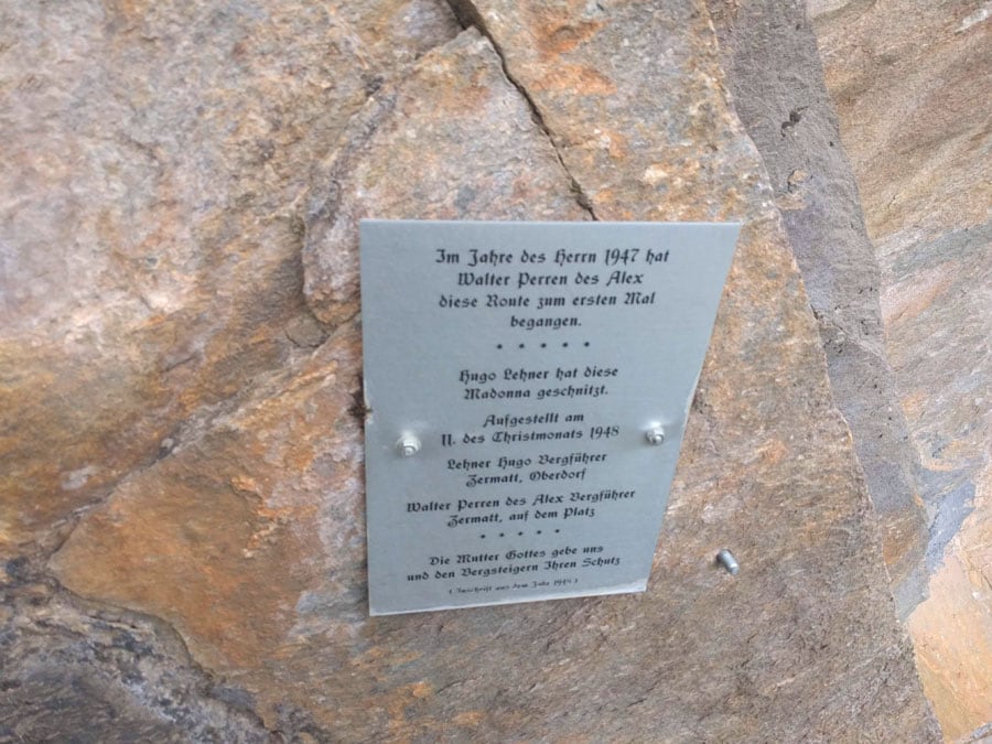 Placa que conmemora la primera escalada de la pared en 1947 