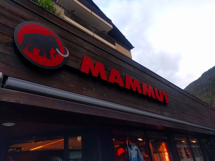 Cartel de la tienda Mammut -patrocinadora de la vía ferrata- en el centro de Zermatt 
